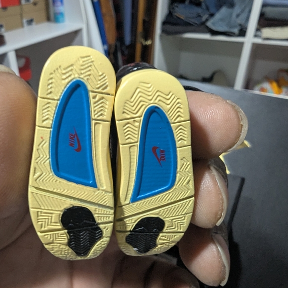 Colorful Sneaker Keychain - Picture 5 of 5